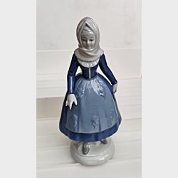 Vintage porcel�nsfigur - kvinde i folkedragt