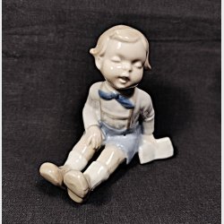 Vintage porcel�nsfigur - siddende dreng med en bog