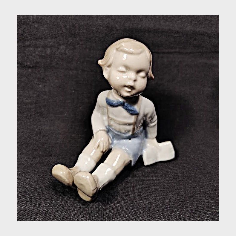 Vintage porcel�nsfigur - siddende dreng med en bog