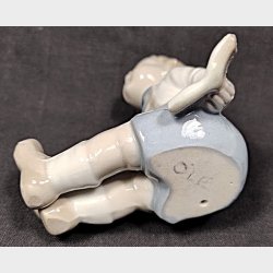 Vintage porcel�nsfigur - siddende dreng med en bog