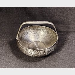 Lille vintage sk�l i hamret tin