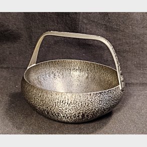 Lille vintage sk�l i hamret tin