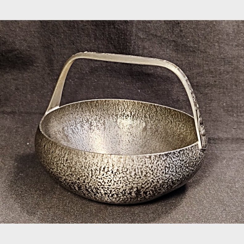 Lille vintage sk�l i hamret tin