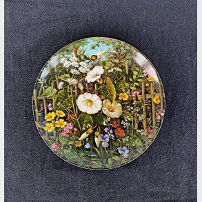 Vintage v�gplatte med vilde blomster