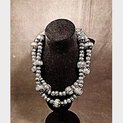 Afrikansk terracotta halsk�de