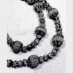 Afrikansk terracotta halsk�de