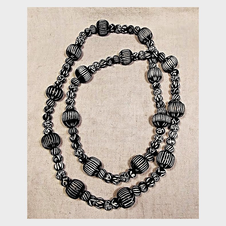 Afrikansk terracotta halsk�de