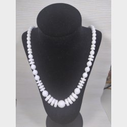 Art deco vintage halsk�de med hvide glasperler