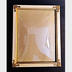 Cremefarvet vintage fotoramme med messingdetaljer
