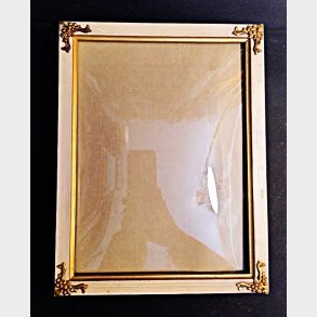 Cremefarvet vintage fotoramme med messingdetaljer