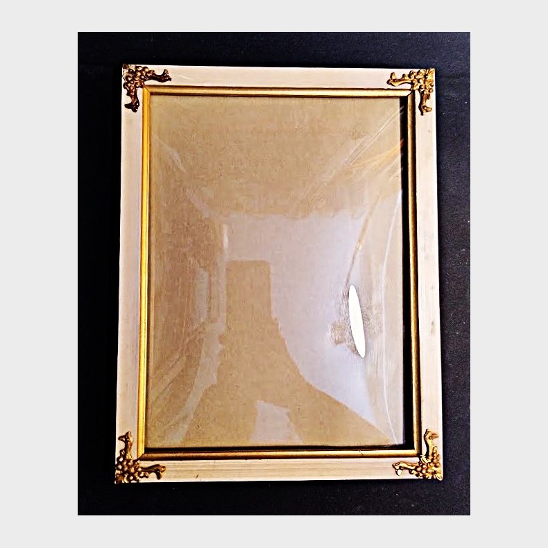 Cremefarvet vintage fotoramme med messingdetaljer