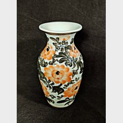 Kinesisk vintage vase med rosa blomster