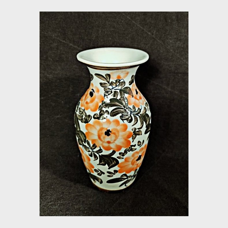 Kinesisk vintage vase med rosa blomster